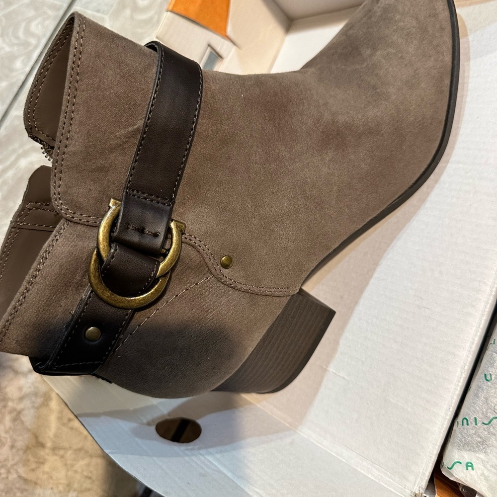 Unisa Brown Ankle Boots with Suede and Leather Strap